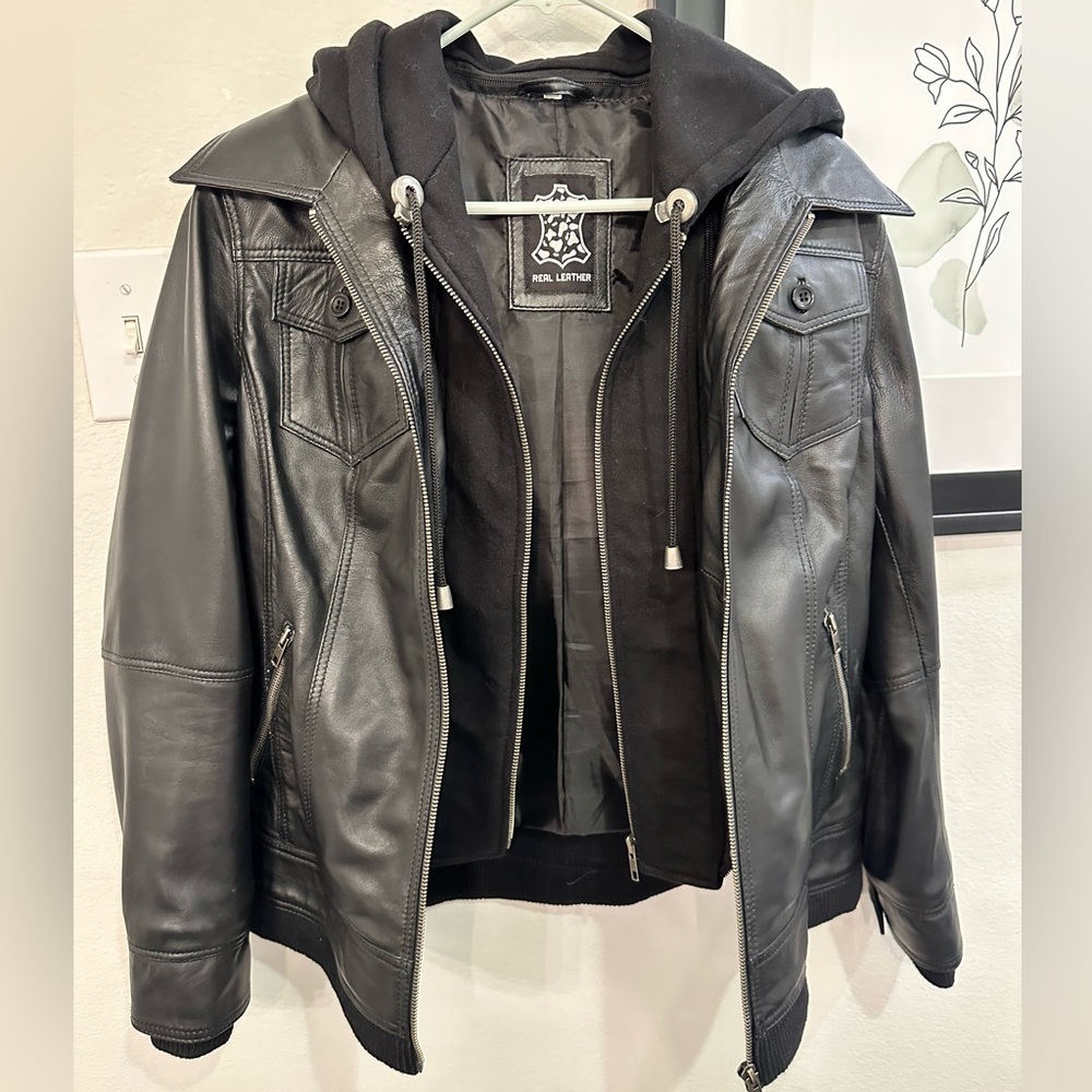 Leather bomber jacket. Women’s size M. Thick and nicely made. Like new!